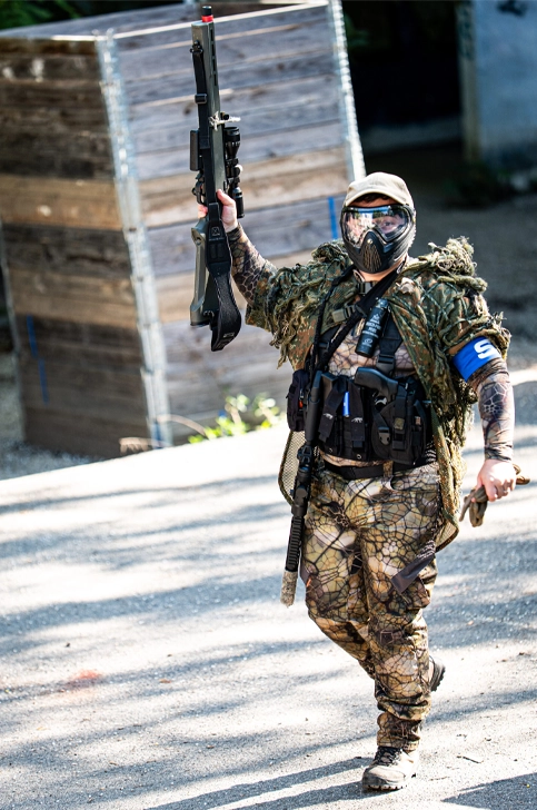 Team airsoft lors d'un briefing en session comité d'entreprise sur terrain extérieur