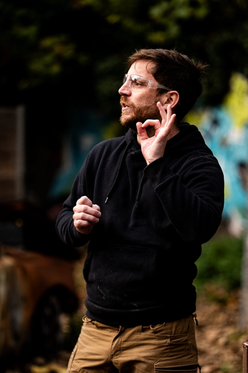 Joueur airsoft en pause briefing avec lunettes de protection sur terrain airsoft