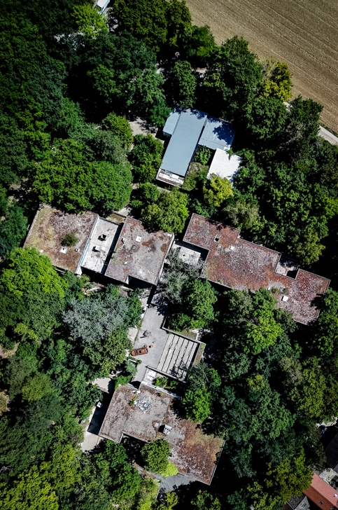 Powergun airsoft compacte type CQB posée sur terrasse en bois – détail réplique